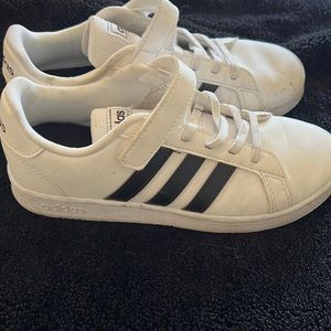 Adidas boys size 3 VELCRO closure